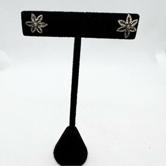 🍭4/$20 Silver tone floral leaf earring - Picture 1 of 4